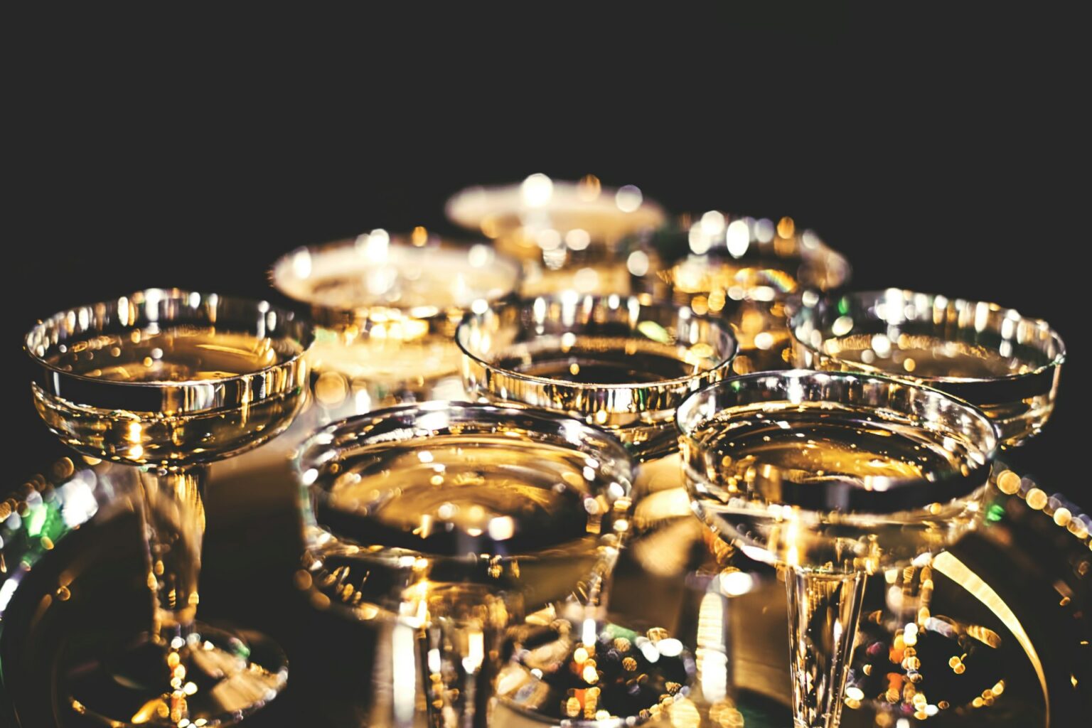 Pahare de prosecco aliniate pe o masă